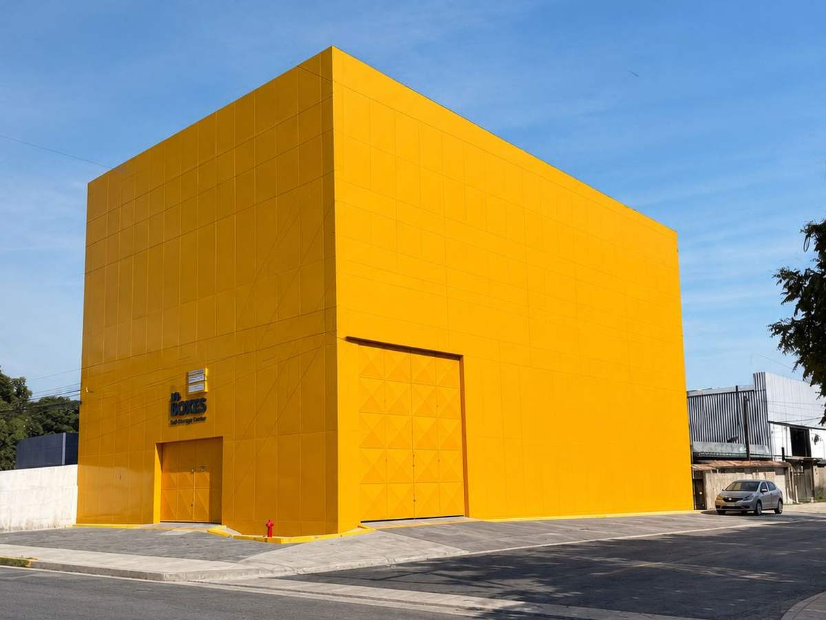 Fachada da unidade do Mr. Boxes na Imbiribeira, com o portão de carga e descarga voltado para a rua