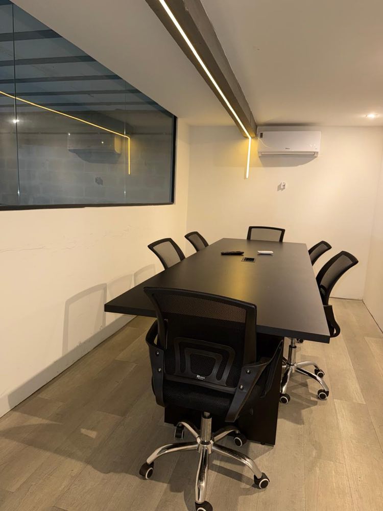 Sala de reunião disponível para clientes do Mr. Boxes